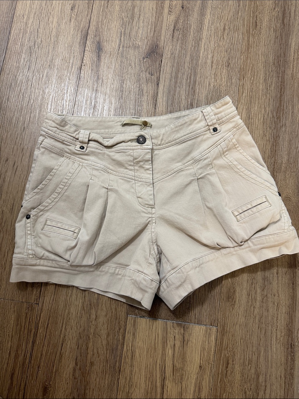 leifsdottir Cream Pleated Cuffed Women’s Shorts